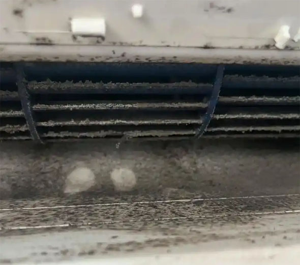 集美空调吹的风有股烧焦味是怎么回事